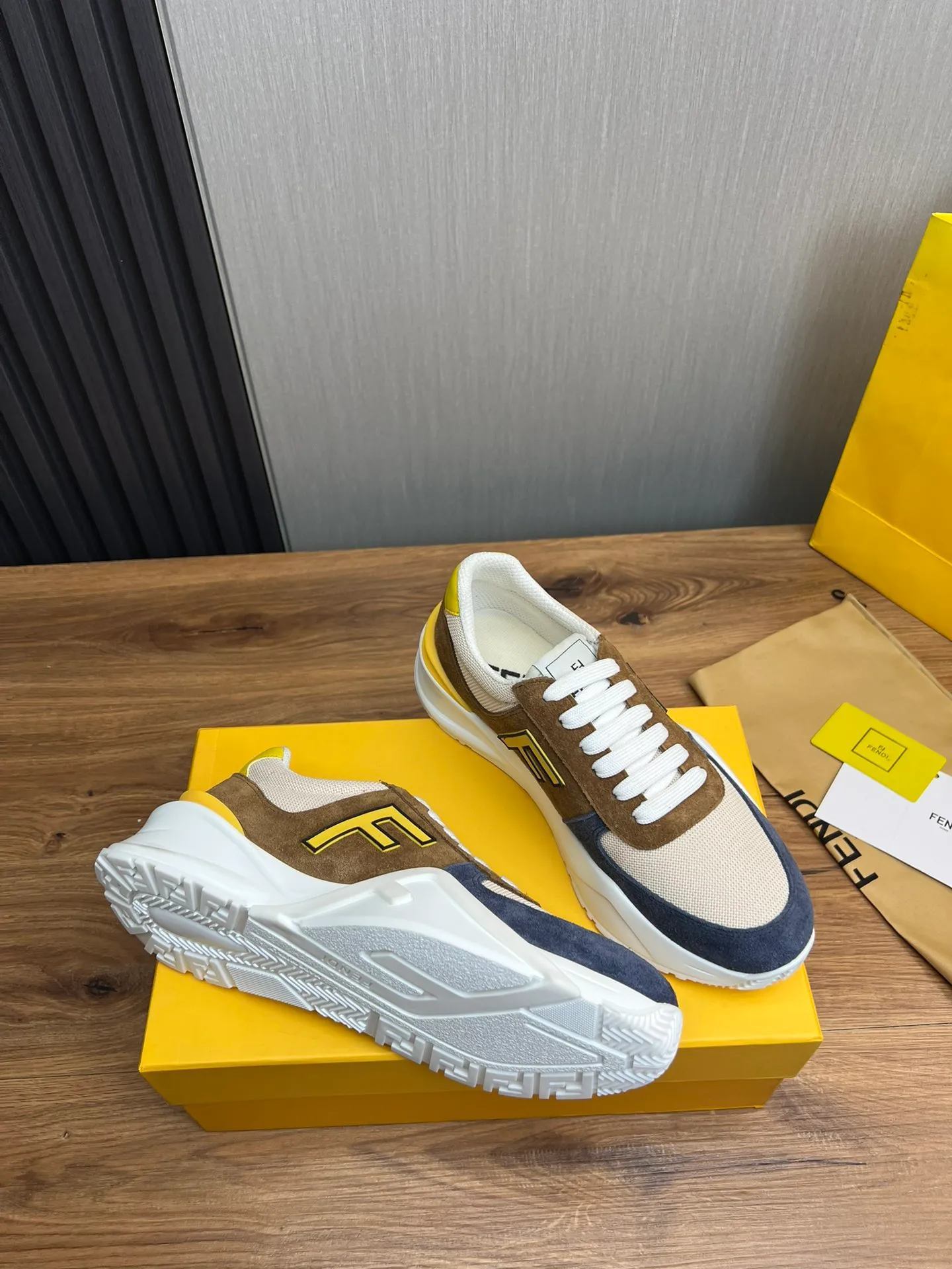 Men's shoes 💰520💰 Fendi [Fendi] hot style is on the market 🔥Fashionable casual men's shoes 🔱 Made of original cowhide + breathable mesh lining + sheepskin feet, perfect shape, top quality, you deserve it 🔜Original outsole, ultra-light, non-slip and wear-resistant 👣 Standard size 38-44 (customized in 45)